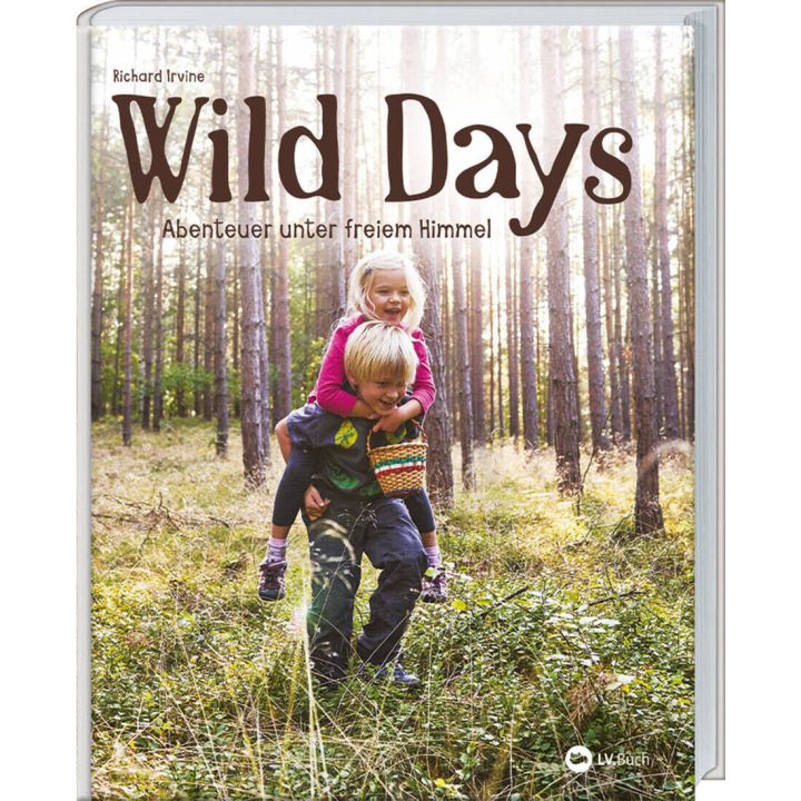 Buchcover mit dem Titel &bdquo;Wild Days &ndash; Abenteuer unter freiem Himmel&ldquo; von Richard Irvine; zeigt zwei Kinder im Wald, eines tr&auml;gt das andere huckepack, Sonnenlicht scheint durch die B&auml;ume; unten rechts Logo des Verlags LV.Buch.