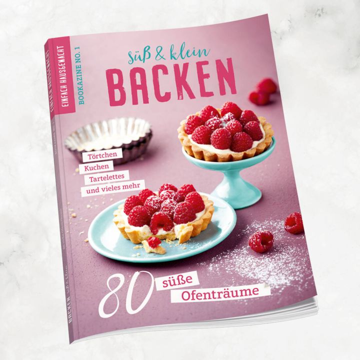 Cover eines Backmagazins mit dem Titel "süß & klein BACKEN". Gezeigt werden zwei Himbeertörtchen auf einer blauen Schale. Text: "80 süße Ofenträume", "Törtchen", "Kuchen", "Tartelettes und vieles mehr".