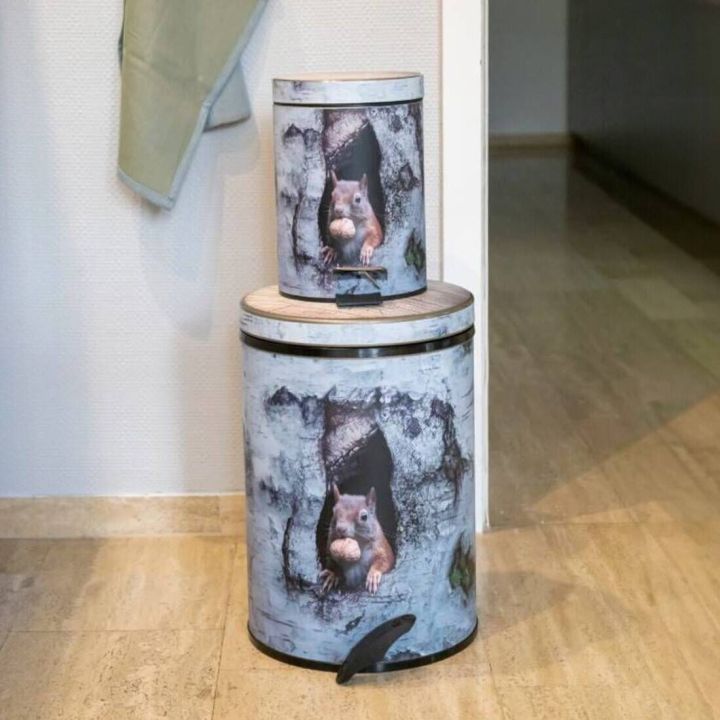 Zwei Metalleimer mit Eichhörnchenmotiv. Der größere Eimer steht auf dem Boden, der kleinere obendrauf. Beide Eimer haben ein Pedal zum Öffnen und zeigen ein Eichhörnchen, das aus einer Baumhöhle schaut.