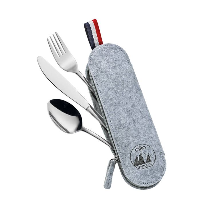 Besteckset aus Löffel, Gabel und Messer in einer grauen Filztasche mit Reißverschluss, roter, weißer und blauer Schlaufe. Tasche mit Logo „cilio outdoor".