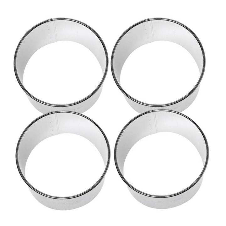 Vier runde, silberne Metallringe zum Backen oder Ausstechen, auf weißem Hintergrund.