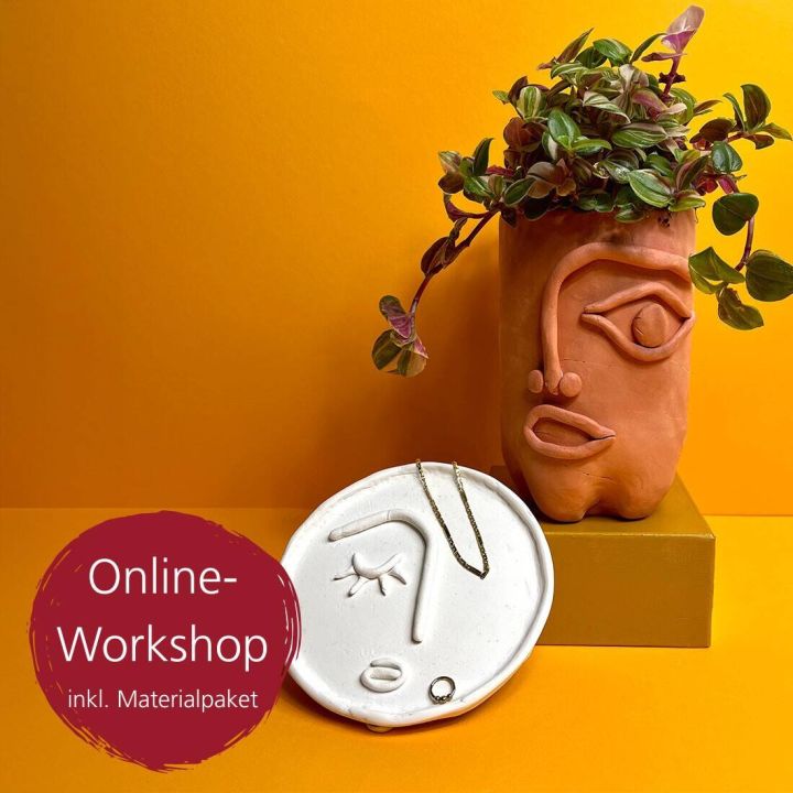 Brauner Tontopf mit Gesicht und Pflanze darauf, daneben weißer Teller mit Gesichtsmuster und Schmuck. Links roter Kreis mit Text „Online-Workshop inkl. Materialpaket“ auf orangem Hintergrund.