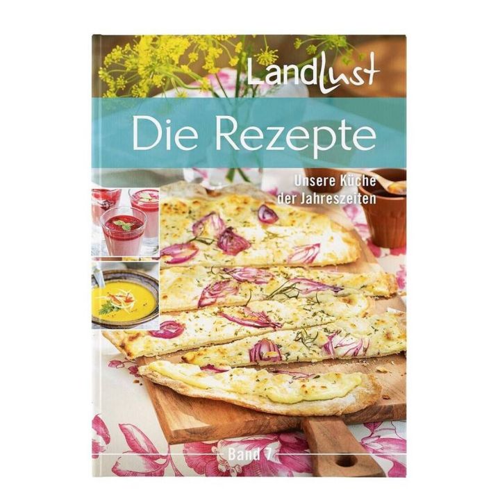 Kochbuch "Landlust - Die Rezepte, Unsere K&uuml;che der Jahreszeiten, Band 7" mit Flammkuchen und Suppen auf dem Cover. Cover zeigt Holzbrett mit Flammkuchen, dekoriert mit roten Zwiebeln und Kr&auml;utern, daneben zwei Suppenbilder.