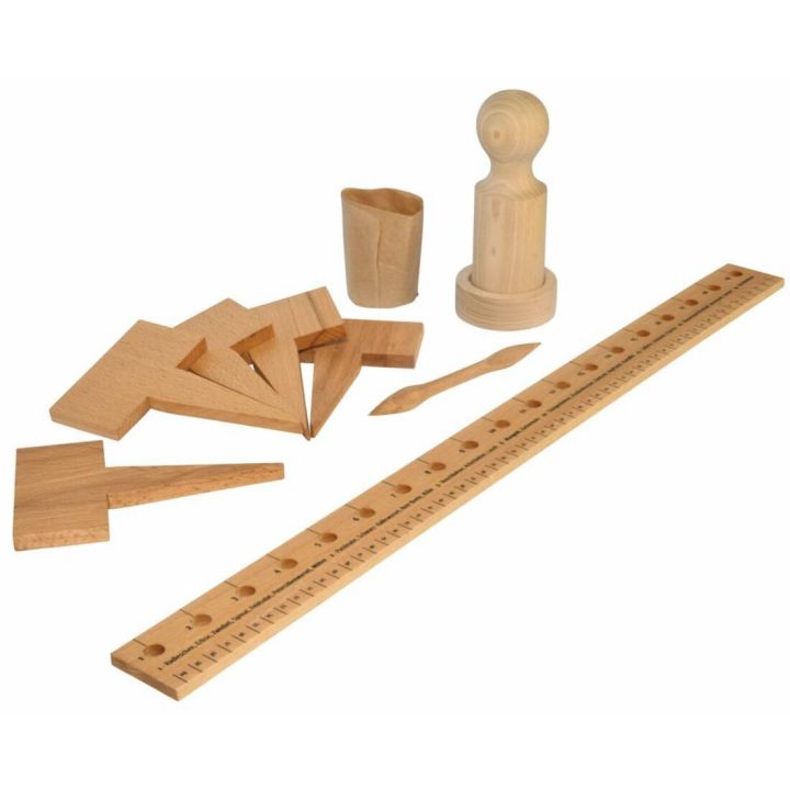 Holzspielzeug-Set bestehend aus verschiedenen geometrischen Formen, einem Lineal mit L&ouml;chern, einem Griff und einem Becher, alle aus Holz. Die Formen haben unterschiedliche L&auml;ngen und Winkel, das Lineal ist lang und schmal.