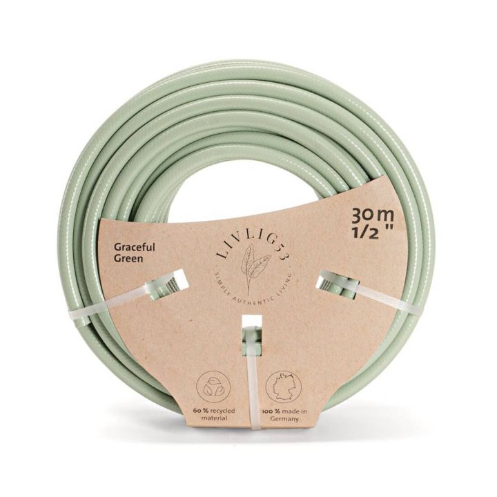 Runde grüne Gartenschlauchtrommel mit kartonartiger Banderole. Auf der Banderole steht "Graceful Green" und die Maße "30m 1/2". Symbole darunter zeigen an: 60 % recyceltes Material, 100 % in Deutschland hergestellt.