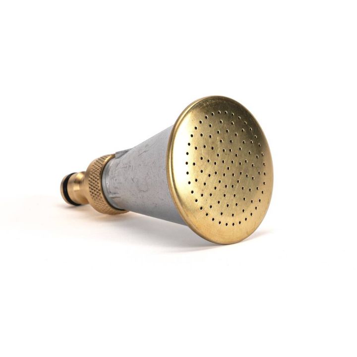 Metallischer Brauseaufsatz in Kegelform mit goldfarbener Düse und Anschlussgewinde. Die Düse hat zahlreiche feine Löcher für Wasserverteilung. Geeignet für Gartenschläuche.