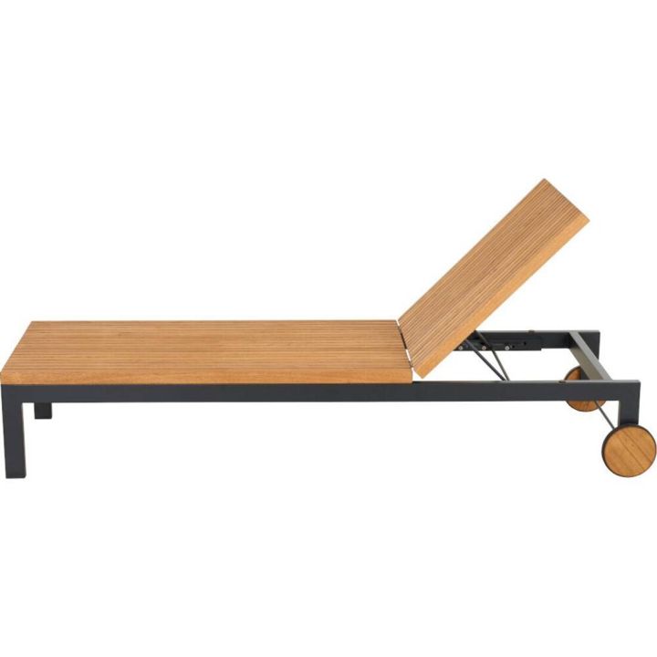 Verstellbare Gartenliege aus Holz mit schwarzem Metallrahmen, zwei Holzrädern und einer verstellbaren Rückenlehne. Geeignet für den Außenbereich.