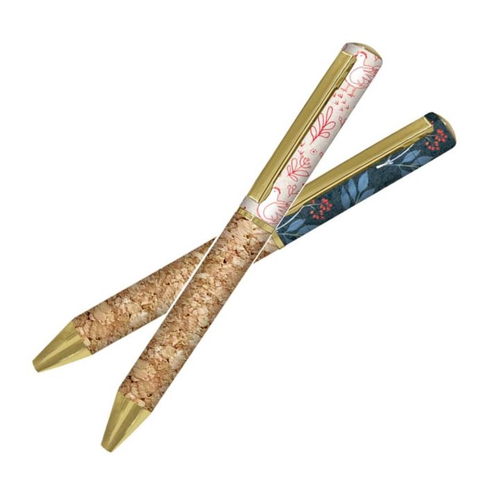 Zwei Kugelschreiber mit goldfarbenen Spitzen und Kappen. Einer hat ein Korkdesign am Schaft und rote florale Muster, der andere blaue Blätterdesigns. Beide sind schräg überkreuzt angeordnet.