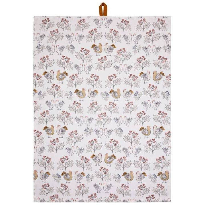 Beigefarbenes Geschirrtuch mit dekorativem Muster aus Hühnern und Pflanzen in Braun, Grau und Rot. Oben mittig eine braune Schlaufe zum Aufhängen. Perfekt für den Einsatz in der Küche.