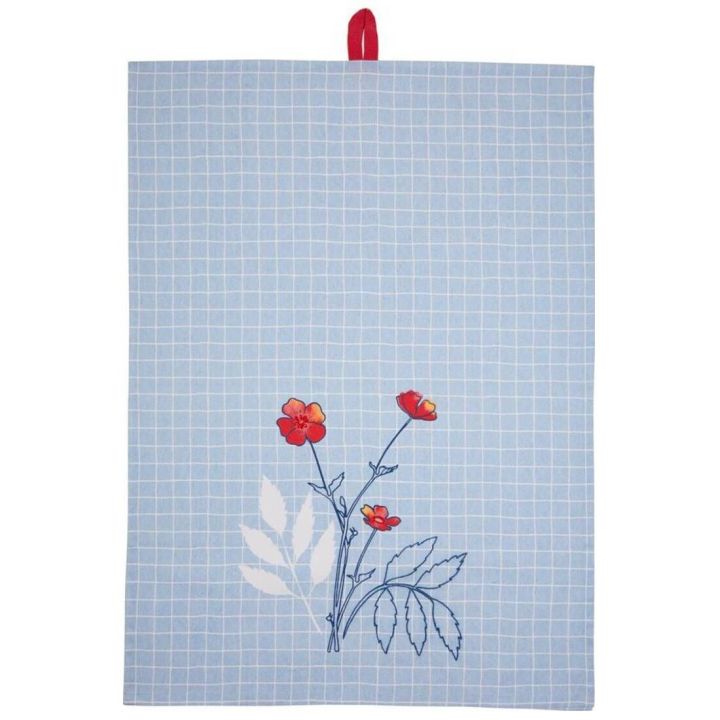 Blau-weiß kariertes Geschirrtuch mit roten Blumen und grünen Blättern im unteren Bereich, rote Schlaufe zum Aufhängen oben.