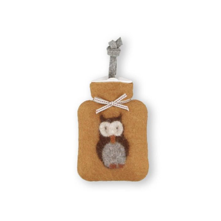 Braune W&auml;rmflasche mit einer grauen Eulen-Applikation, dekoriert mit einer Schleife. Oben ist ein graues Stoffband angebracht.