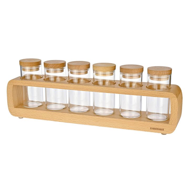 Sechsteiliges Gewürzgläser-Set aus Glas mit Holzdeckeln in einem Holzständer.