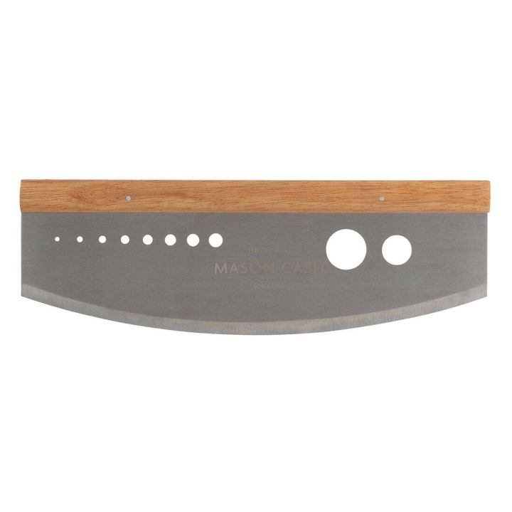Metallschneidewerkzeug mit gewellter Klinge und integrierten L&ouml;chern in verschiedenen Gr&ouml;&szlig;en, ausgestattet mit einem Holzgriff. Gravur auf der Klinge: "Mason Cash". Geeignet zum Schneiden und Ritzen von Teig.