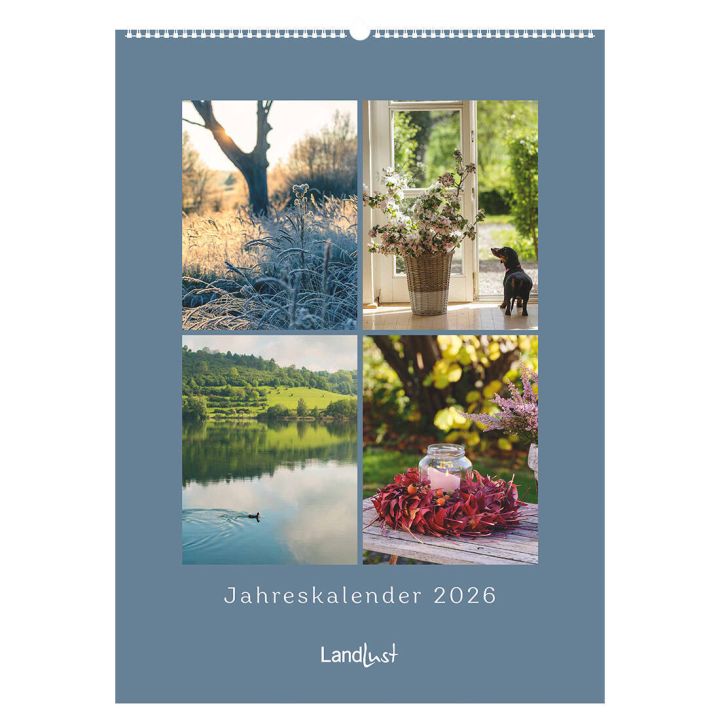 Kalendercover mit vier Bildern: verschneite Landschaft, Blumenstrau&szlig; im Korb neben Hund an ge&ouml;ffneter T&uuml;r, gr&uuml;ner See mit Enten, Tisch mit Kerze und Herbstdekoration. &Uuml;berschrift: "Jahreskalender 2026". Marke: Landlust.