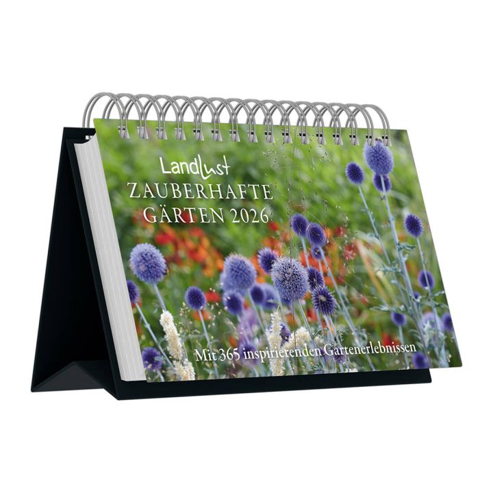Spiralgebundener Tischkalender mit dem Titel &bdquo;Landlust Zauberhafte G&auml;rten 2026&ldquo;, zeigt lila bl&uuml;hende Pflanzen auf einem unscharfen, gr&uuml;nen Hintergrund, enth&auml;lt 365 inspirierende Gartenerlebnisse.