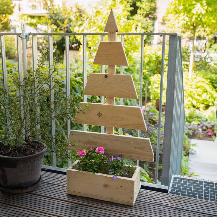 Holzbaum mit Dekokasten