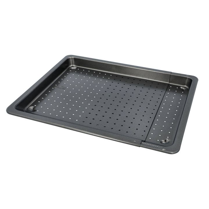 Schwarzes, perforiertes Backblech mit verstellbarer Breite. Das Blech hat kleine Löcher zur besseren Luftzirkulation beim Backen und steht auf einer neutralen Oberfläche.