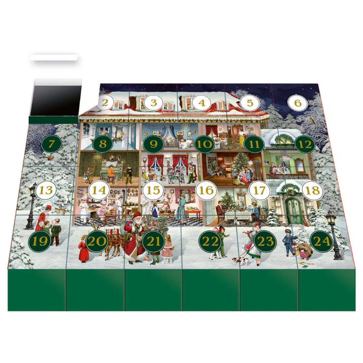 Adventskalender mit 24 Türchen, zeigt winterliche Szene mit verschneitem Haus, Weihnachtsbaum und Menschen bei festlichen Aktivitäten. Goldene Zahlen unterteilen Türchen. Vorderseite mit grünen und goldenen Elementen verziert.