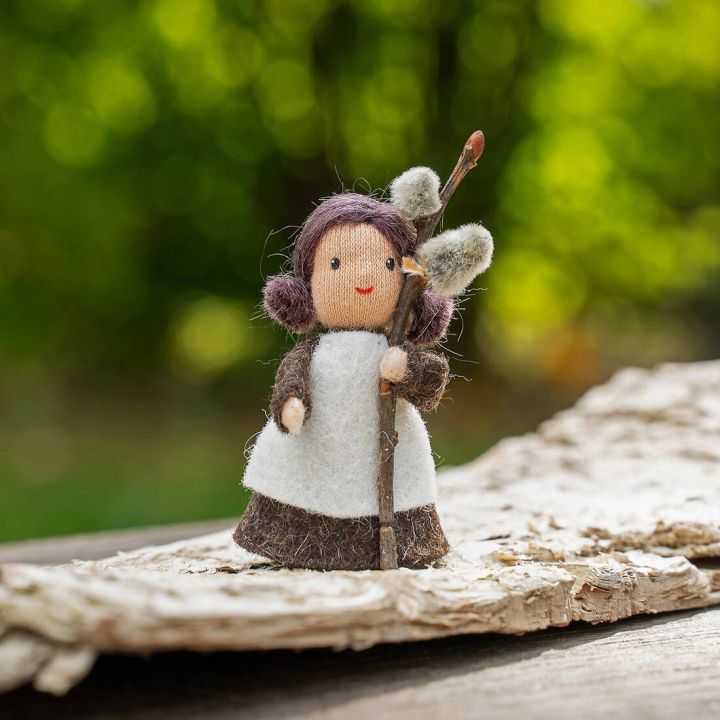 Filzp&uuml;ppchen Weidenm&auml;dchen mit braunen Haaren, wei&szlig;em Kleid und Weidenzweig, handgen&auml;ht, auf Holzst&uuml;ck, naturfarben.