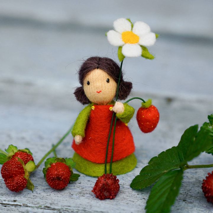Handgenähtes Filzpüppchen Erdbeermädchen