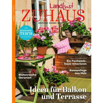 Ein sonniger Balkon mit bunten Geranien in Töpfen auf einem Holzboden. Ein grüner Tisch mit Gläsern und eine Bank mit Kissen sind zu sehen. Text: „Landlust ZUHAUS“, Schwerpunkte: Schwimmteich, Fachwerkhaus, Sonnenliege, Balkonideen.