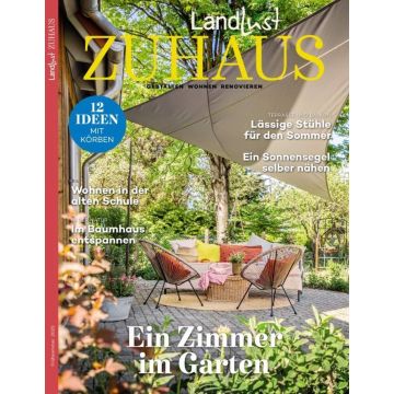 Magazincover von "Landlust Zuhause" mit dem Titel "Ein Zimmer im Garten". Thema: Gartenmöbel und Dekoration. Enthält Artikel über Stühle, Sonnensegel und Wohnen in alten Schulen. Sommerliches Gartenambiente mit Korbmöbeln und Pflanzen.