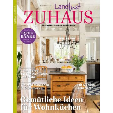 Titelblatt des Magazins "Landlust ZUHAUS", Sommer 2023. Themen: Wohnküchen, Leinölfarbe, Gartenbänke, Hausumbau in Dänemark, Dahlien-Dekoration. Zentrales Bild zeigt eine gemütliche Küche mit Holzelementen, Blumenvase und Obstschale.