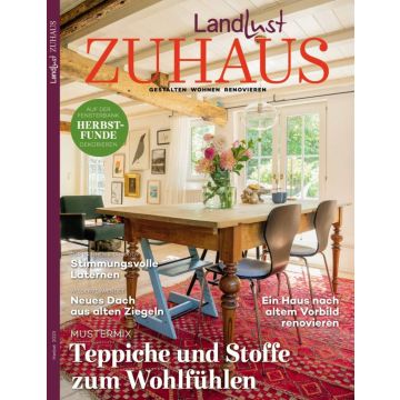 Cover des Magazins "Landlust ZUHAUS" Herbst 2023. Thema: Wohnen, Renovieren. Enthält Artikel über: stimmungsvolle Laternen, Neues Dach aus alten Ziegeln, Teppiche und Stoffe. Abgebildeter Raum mit Tisch, Blumen und Teppich.