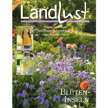 Titelblatt von Landlust Mai/Juni 2023. Im Zentrum lila und orange Blumen. Text: "Frischekur für den Rasen", "Bunte Girlanden", "Schöne Flohmärkte". Zwei kleine Bilder zeigen ein Kind und Getränke.