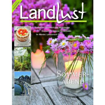 Cover des Magazins „Landlust“ mit Kerzen und Blumen auf einem Holztisch. Text: „Sommerabend“. Themen: Garten mit Naturteich, Gemüse fermentieren, Lebensraum Düne. Bilder von einer Torte, einem Gewächshaus und einem Steg am Bodensee.