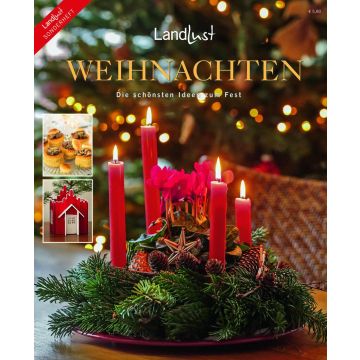 Titelbild eines Weihnachtshefts mit Adventskranz aus Tannenzweigen, vier roten Kerzen, roten Blumen, Zapfen und Sternen vor einem Weihnachtsbaum; links oben zwei kleinere Bilder mit Gebäck und einem roten Dekohäuschen; Aufschrift „Landlust Weihnachten“.