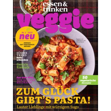 Cover der Zeitschrift "essen & trinken veggie". Zeigt einen Teller Rigatoni mit Auberginen und Oliven-Relish. Titel "Zum Glück gibt's Pasta!" mit Text über vegetarische Rezepte. Enthält Themen wie Hefeschnecken und Eintöpfe.
