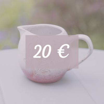 Ein Milchkännchen aus Keramik steht auf einem Holztisch. Text: 20 Euro