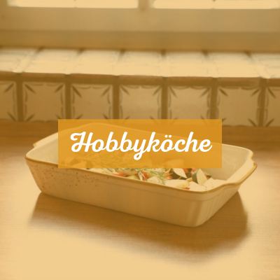 Eine Ofenform gefüllt mit rohem Gemüse steht auf einer Arbeitsplatte. Text: Hobbyköche