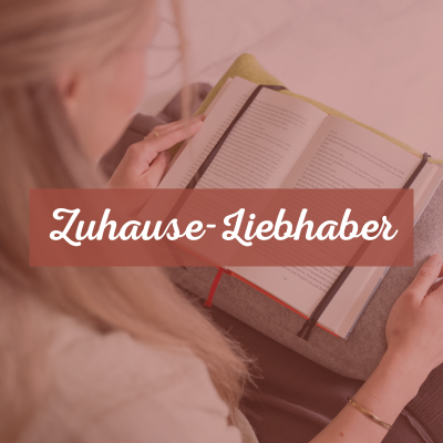 Eine Person sitzt auf einem Bett. Auf dem Schoß liegt ein Kissen an dem ein Buch befestigt ist. Text: Zuhause-Liebhaber