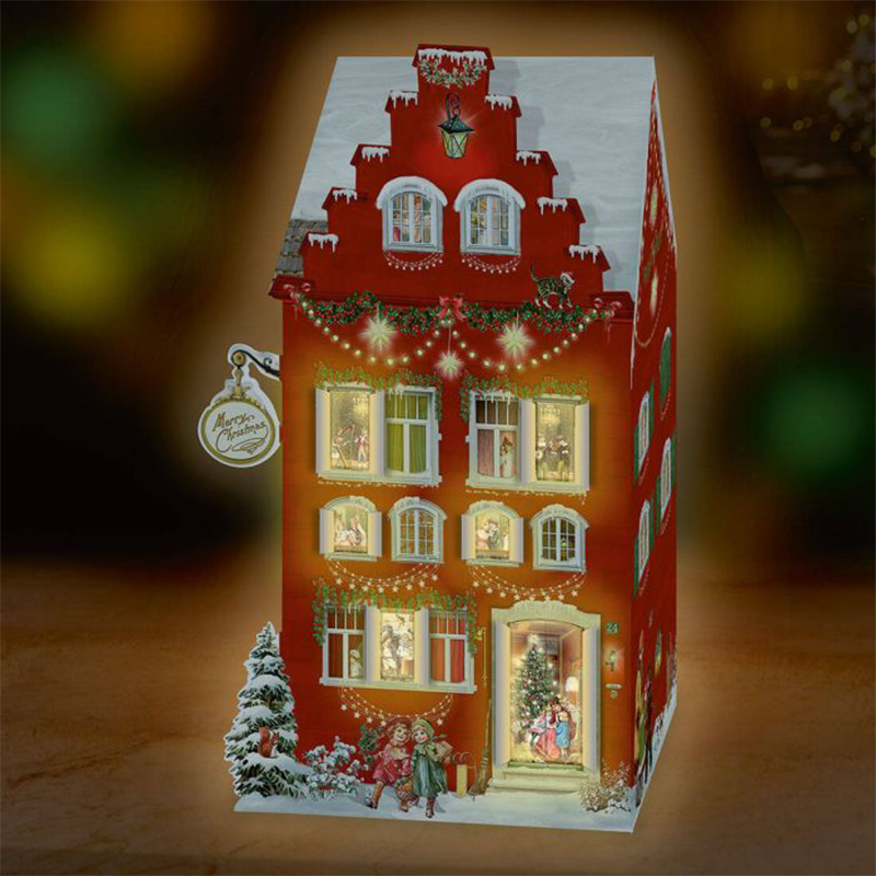 Ein Adventskalender in Form eines roten Hauses. Einige Türchen sind geöffnet, aus diesen scheint Licht heraus