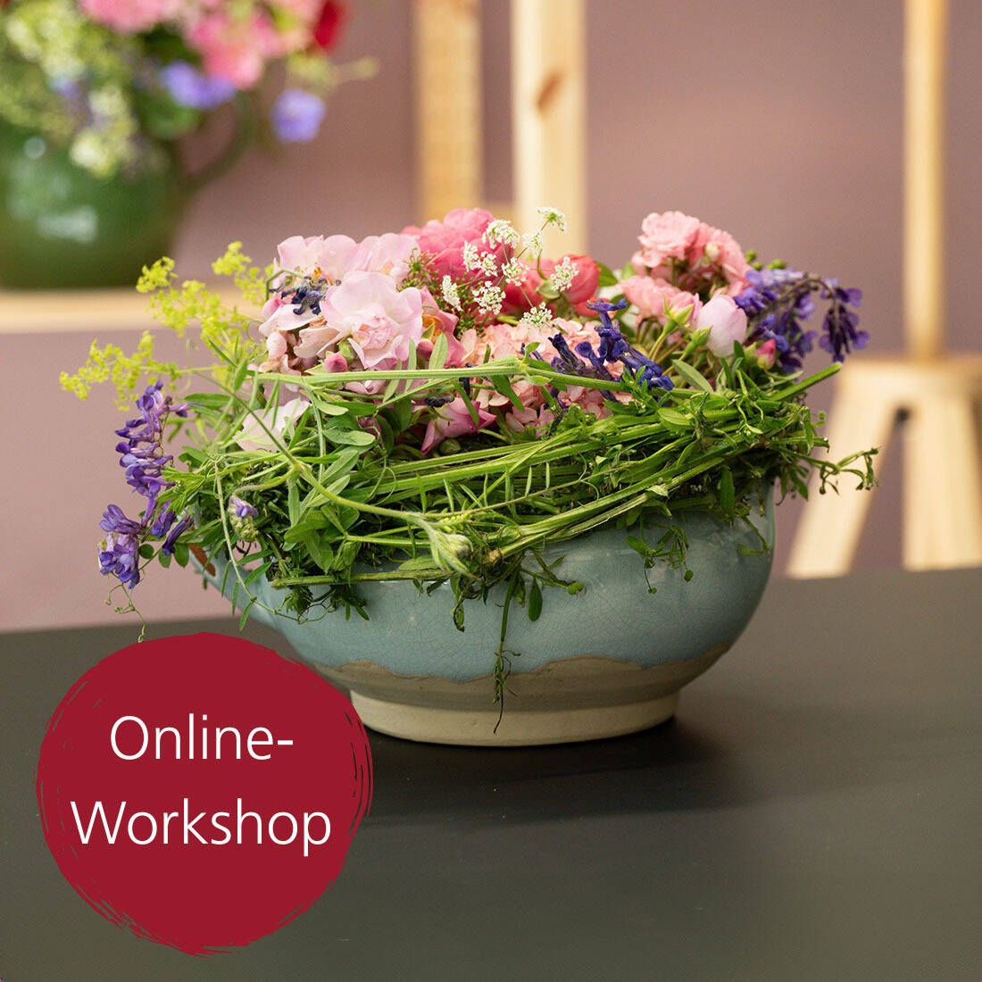 Bunte Rosen und Gartenblumen im gr&uuml;nen Keramiktopf, sanfte Pastellt&ouml;ne, Online-Workshop Digital-Webinar Rosen aus dem Garten
