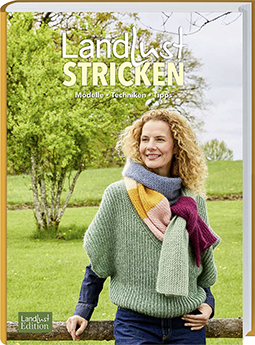 Ein Buch von Landlust &uuml;ber das Thema Stricken. Man sieht eine Frau im freien, welche sich an einen Holzzaun lehnt. Sie tr&auml;gt einen t&uuml;rkisen Strickpullover und einen Strickschal aus mehreren Farben. 