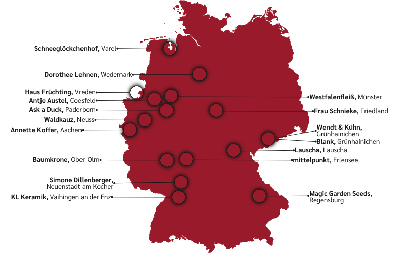 Eine rote Deutschlandkarte auf der die Unternehmensorte der Hersteller der Landlust Shop Produkte gekennzeichnet sind