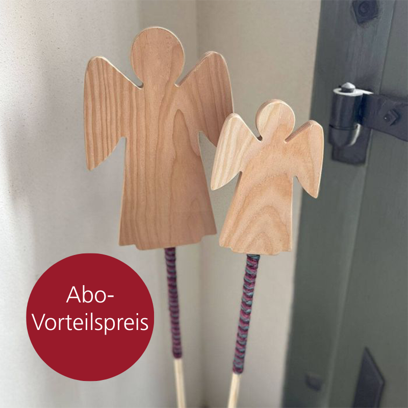 Zwei Holzstäbe mit einem Engel am Ende stehen vor einer Wand