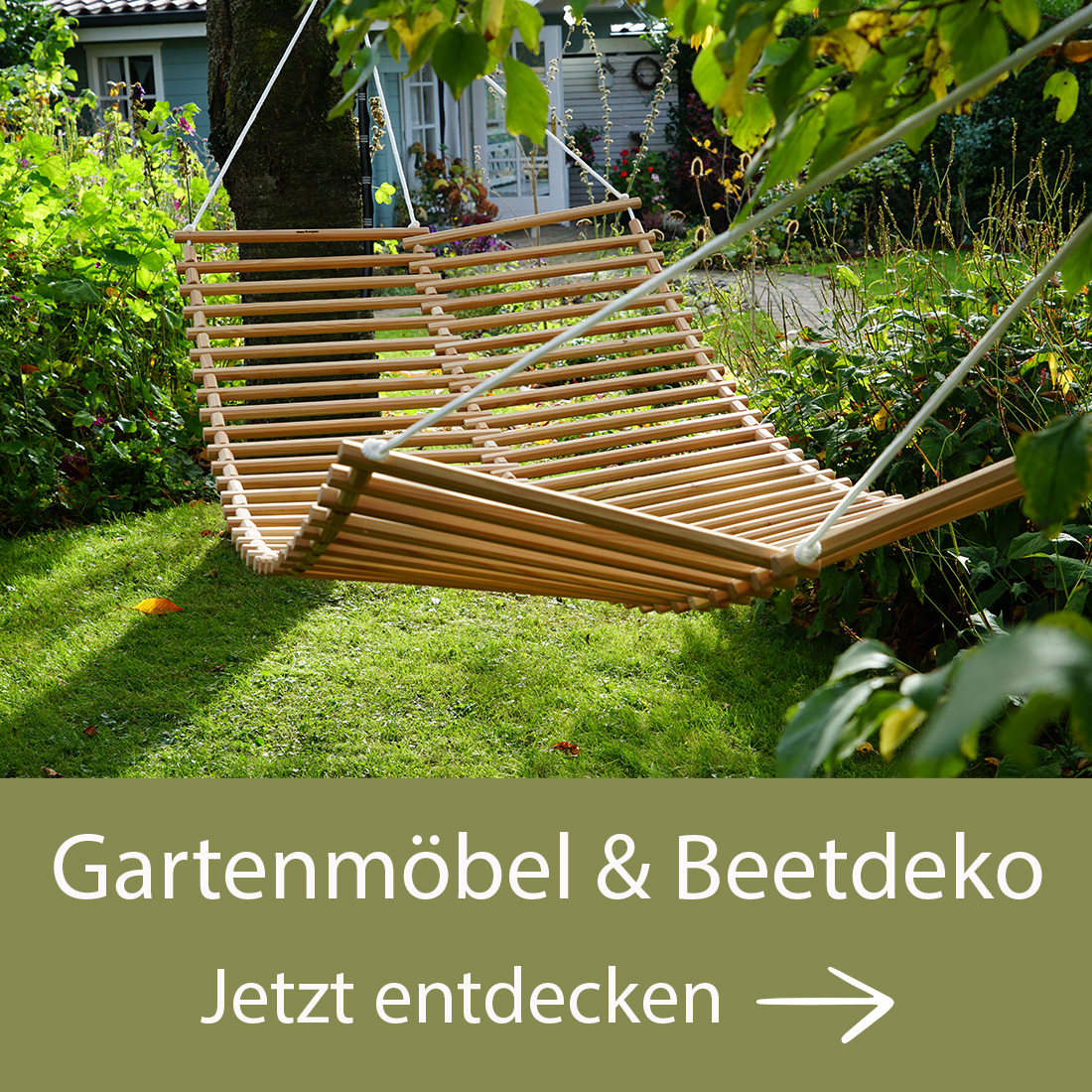 Hängematte aus Holzlatten in einem grünen Garten, umgeben von Pflanzen. Darunter Text: Gemütlichkeit im Garten. Jetzt stöbern. Bild verlinkt auf die Landingpage Gemütlichkeit im Garten.