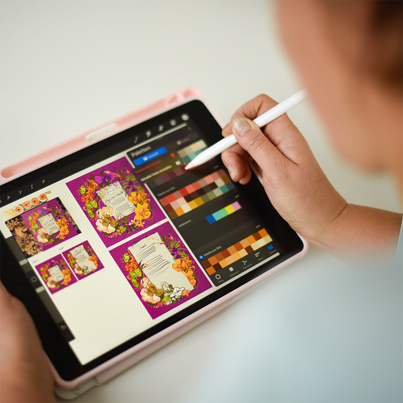 Eine Person arbeitet an einem Tablet ein Bild in einem Bildbearbeitungsprogramm