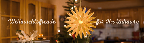 Ein leuchtender, goldener Stern hängt vor einem verschwommenen Hintergrund, der eine festlich dekorierte Küche mit warmen Lichtern und Holzelementen zeigt. Links steht der Text "Weihnachtsfreude" und rechts "für Ihr Zuhause" in geschwungener Schrift.