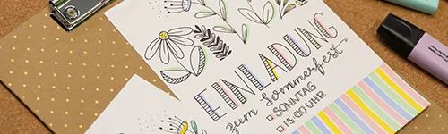 Einladungsdesign auf einem Tisch liegend, mit handgezeichneten Blumen und dem Text "Einladung zum Sommerfest". Darunter Details: Datum, Uhrzeit. Daneben liegt ein lila Textmarker. Hintergrund: Braunes Papier mit goldenen Punkten.