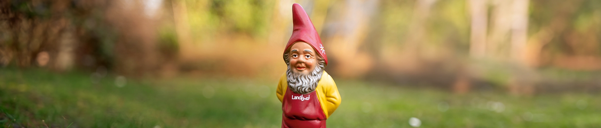 Header für die Landingpage "Neuheiten" im Landlust Shop: Der Gartenzwerg "Lutz Landlust" auf einer Wiese