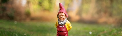 Header für die Landingpage "Neuheiten" im Landlust Shop: Der Gartenzwerg "Lutz Landlust" auf einer Wiese
