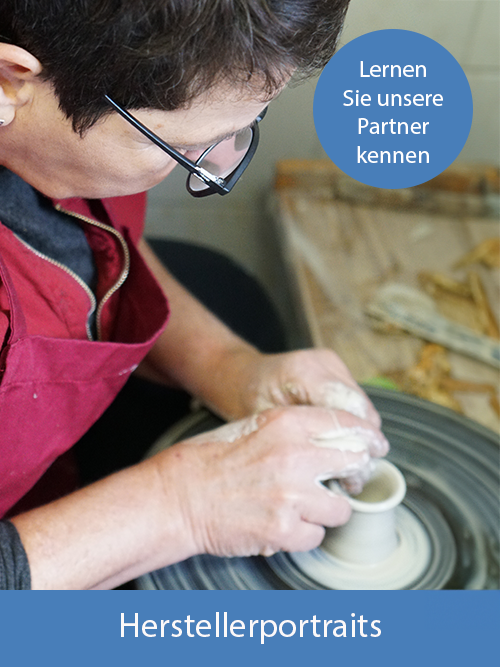 Eine Person dreht gerade Keramik auf einem Drehteller. Auf einem Blauen Kreis steht "Lernen Sie unsere Partner kennen". Unten steht "Herstellerportrait". Das Bild verlinkt auf eine Landingpage.