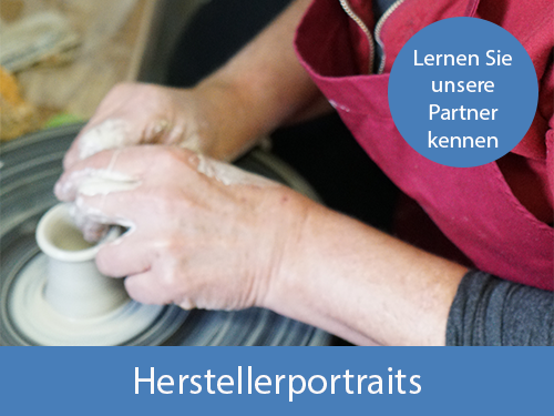 Eine Person dreht gerade Keramik auf einem Drehteller. Auf einem Blauen Kreis steht "Lernen Sie unsere Partner kennen". Unten steht "Herstellerportrait". Das Bild verlinkt auf eine Landingpage.