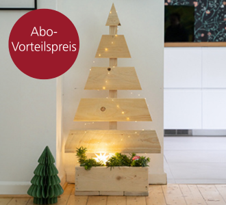 Eine aus Holz hergestellte Tanne mit Ablage unten in der Tannenzweige dekoriert sind.