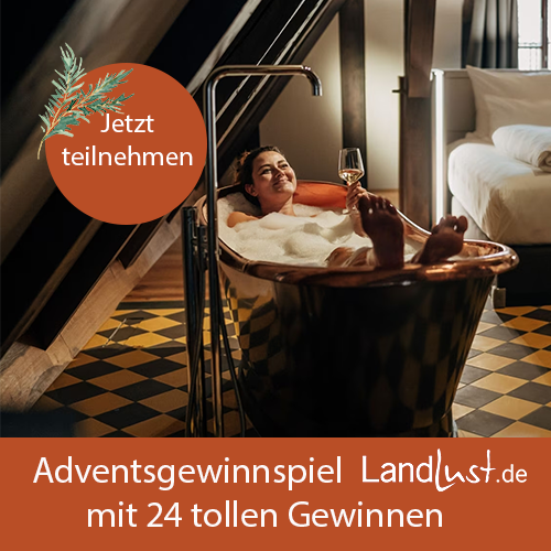 Eine Person sitzt in einer Badewanne in einem Schlafzimmer. Adventsgewinnspiel Landlust.de mit 24 tollen Gewinnen - Jetzt teilnehmen